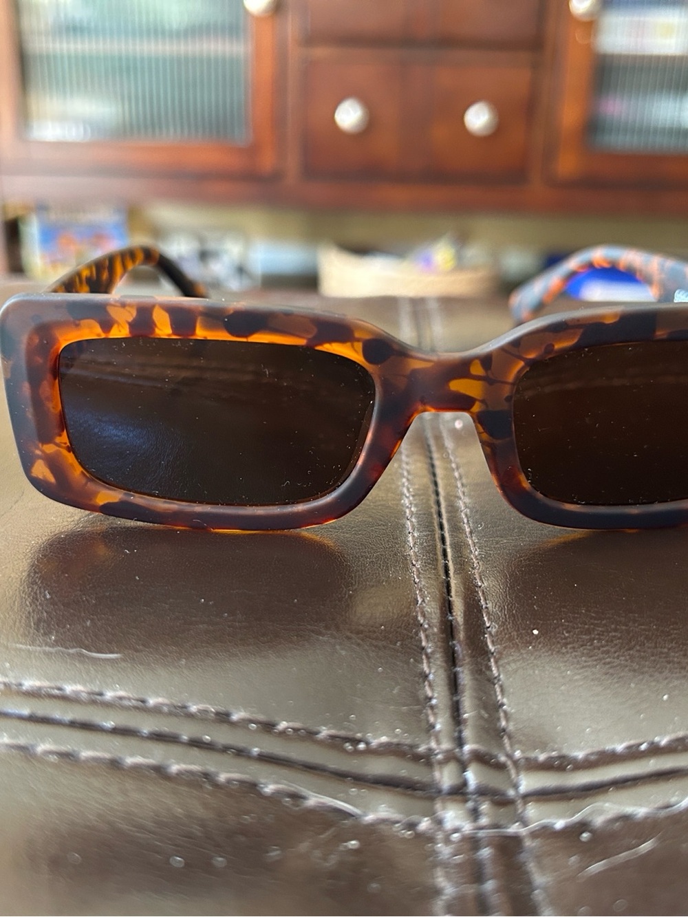 GOODR Luxe G  Tortoiseshell Sunglasses - Brown Lenses - Picture 3 of 5